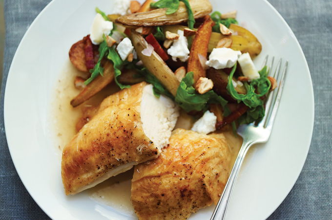 Poulet et salade de légumes rôtis au fromage de chèvre