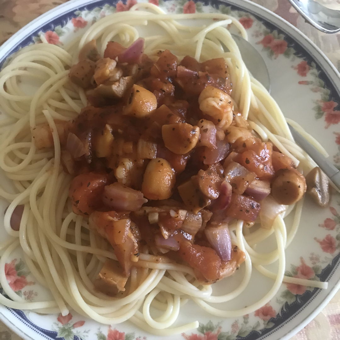 Spaghetti for lunch!!! So yummy 🤤 👍🏻