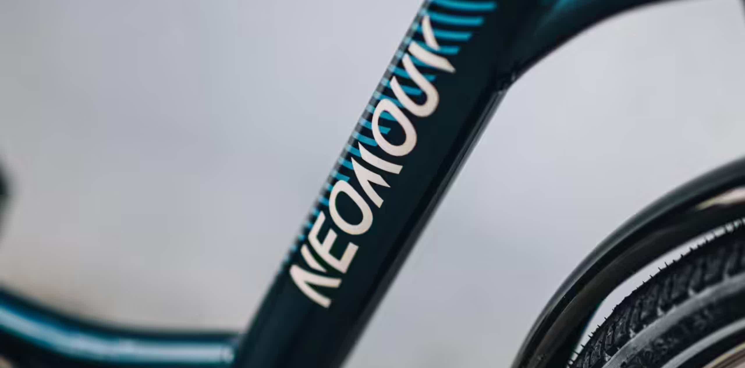 Imagen de recurso del logo de Neomouv en una e-bike.