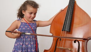 das klingende museum berlin kind spielt chello