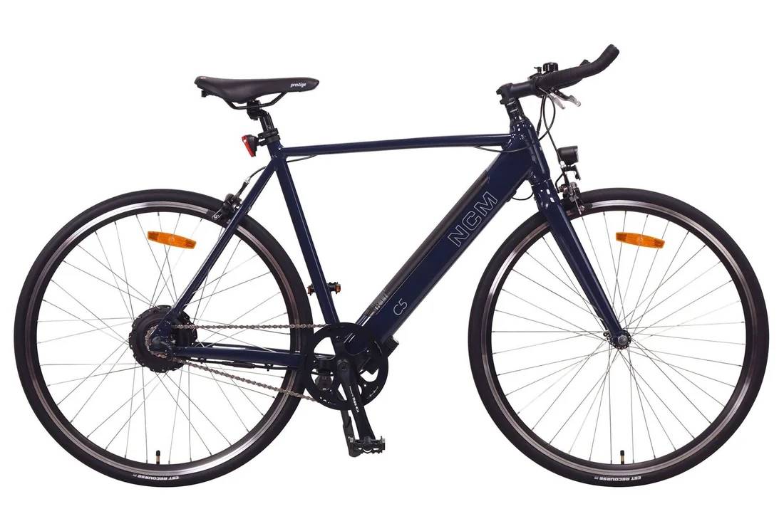 Gazelle Paris C7 elektrische stadsfiets met lage instap, afgebeeld in zijaanzicht op neutrale achtergrond, met Bosch middenmotor, gesloten kettingkast, verende voorvork en zadelpen, MIK-bagagedrager en spatborden – gericht op comfortabel dagelijks gebruik en woon-werkverkeer.