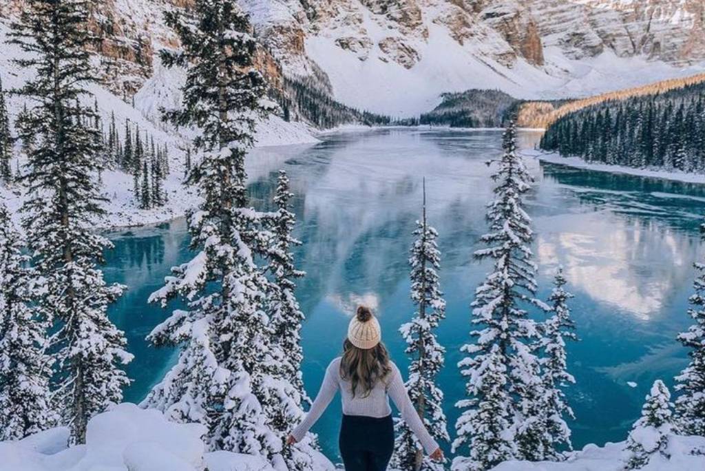 Funwater stand up paddleboarding in winter lake