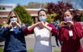 Trois infirmières avec masques de protection Covid souriant