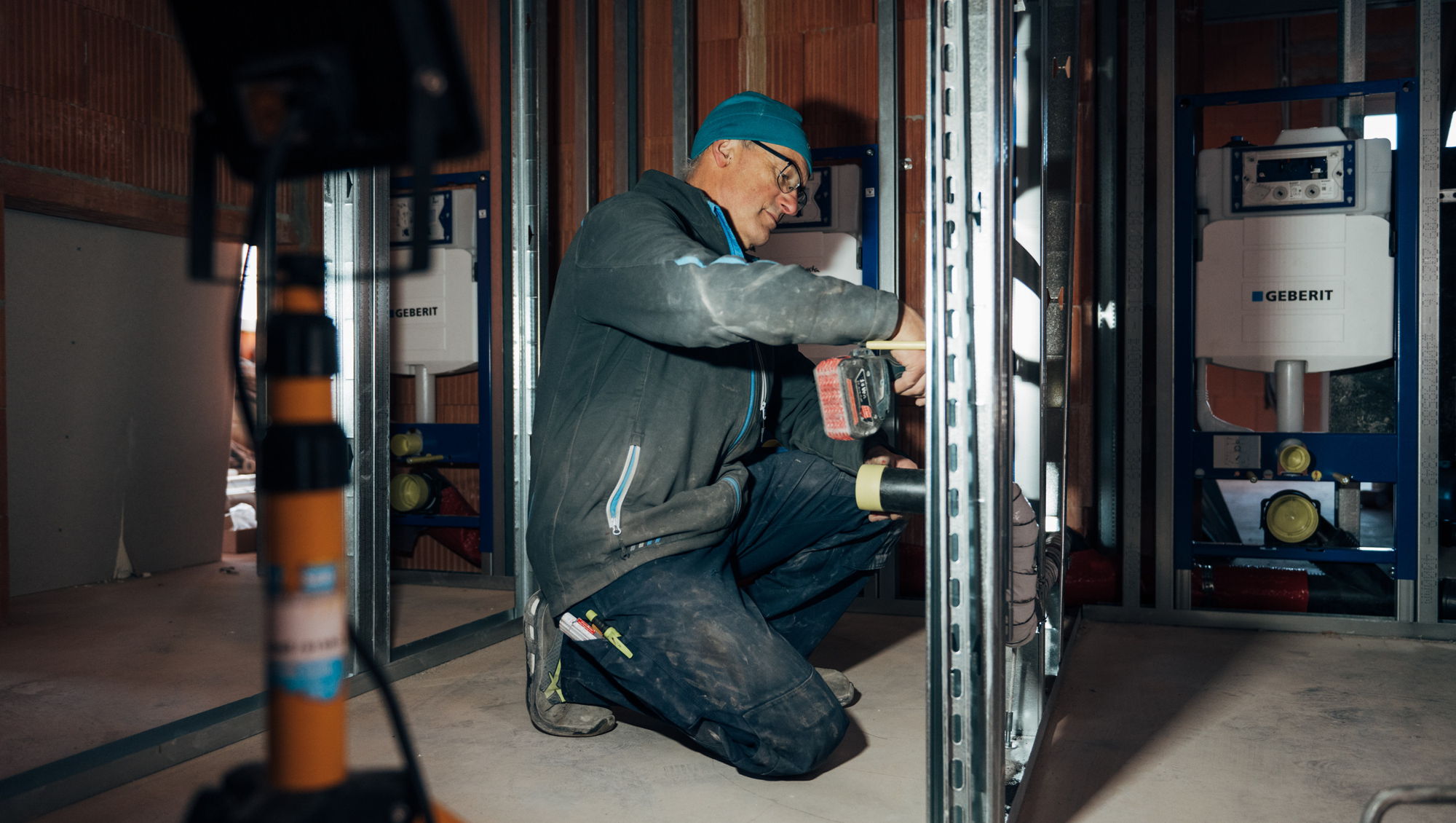 Mitarbeiter installiert neues Heizsystem