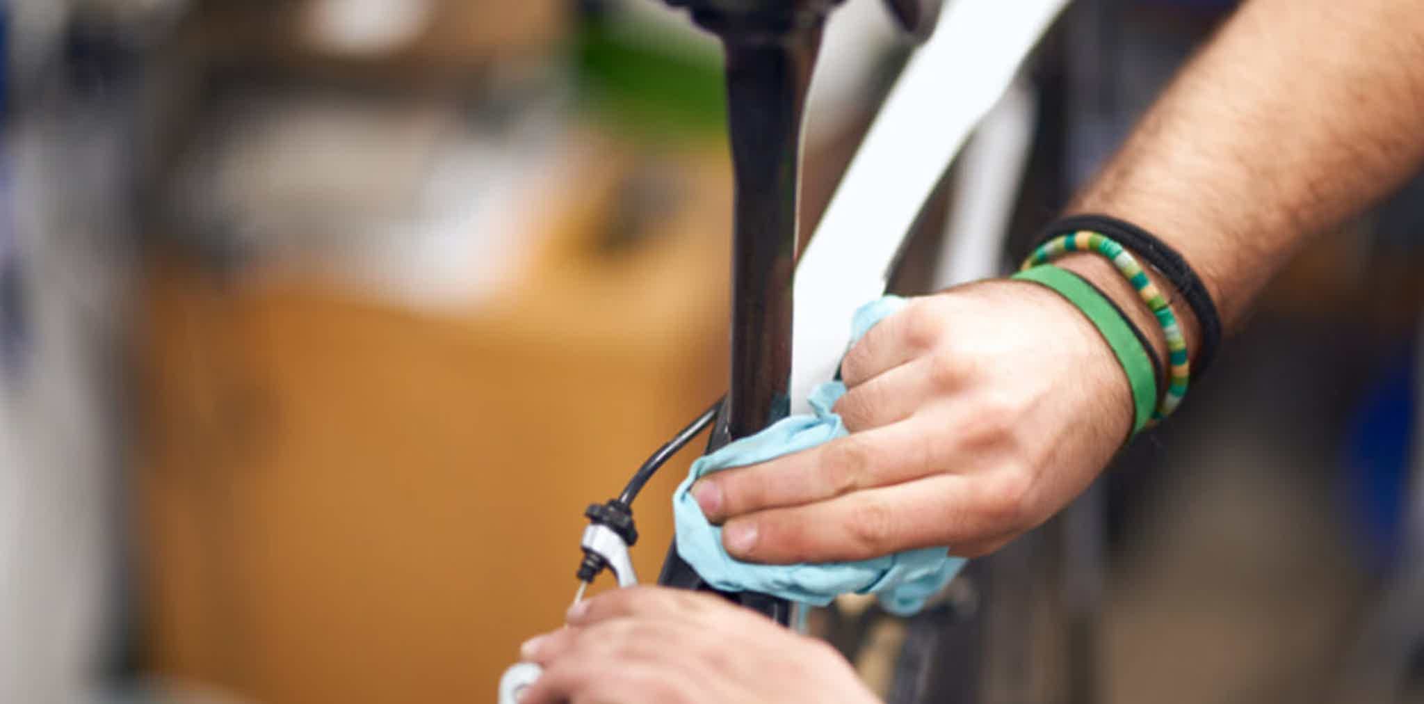 Imagen de archivo de una persona frotando una e-bike con un paño.
