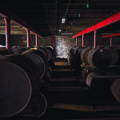 Chai traditionnel Dunnage Warehouse rempli de fûts de whisky en bois dans la distillerie Lagavulin sur l'île d'Islay dans les Hébrides intérieures d'Ecosse