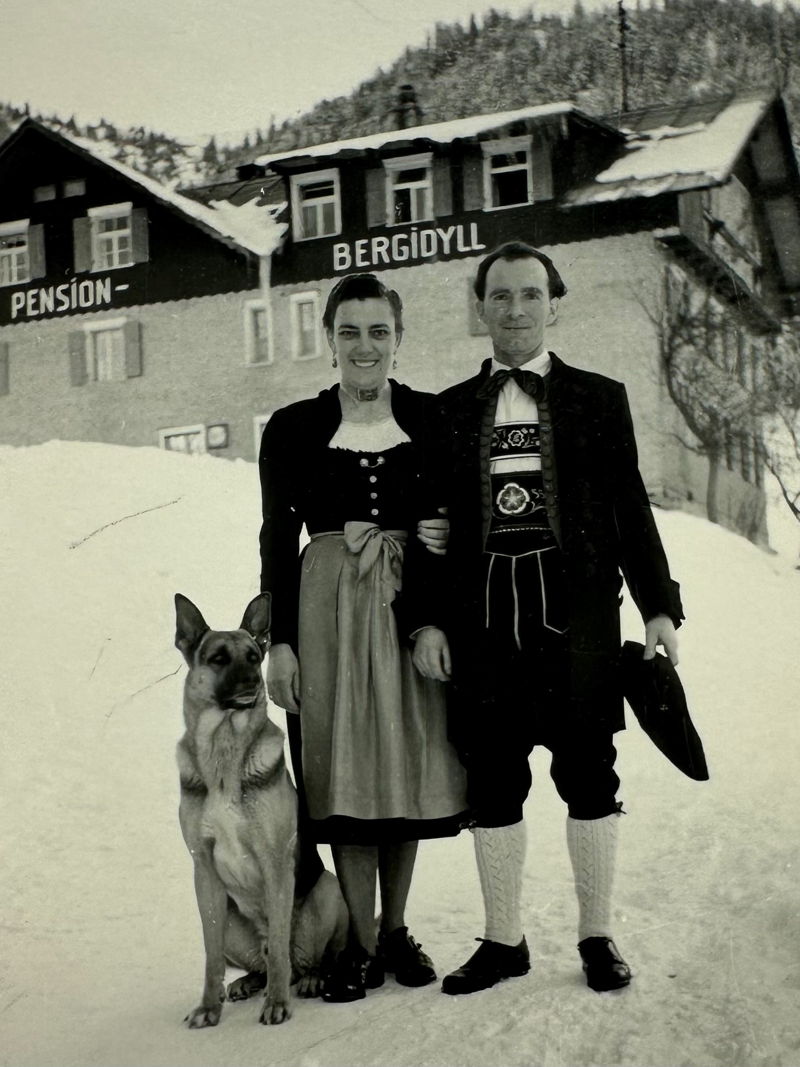 Historische Aufnahme von Hugo und Josefa mit Hund vor der Pension Bergidyll in Mittelberg im Kleinwalsertal.