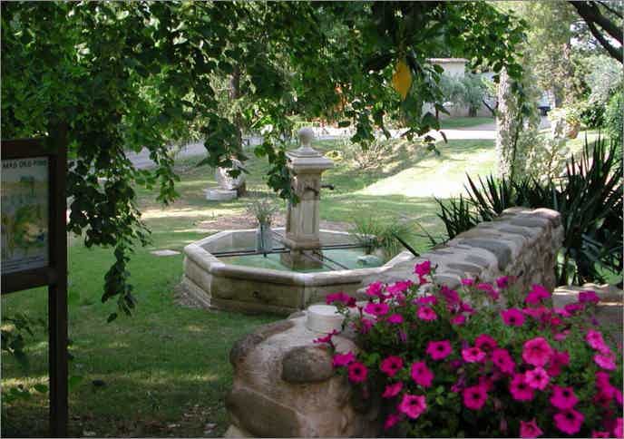 Vue de la fontaine provençale dans son parc
