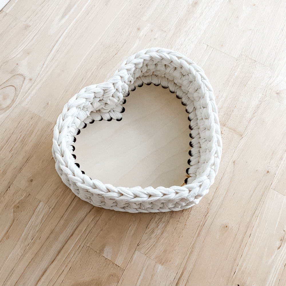 Padrão de crochê de cesta de coração feliz