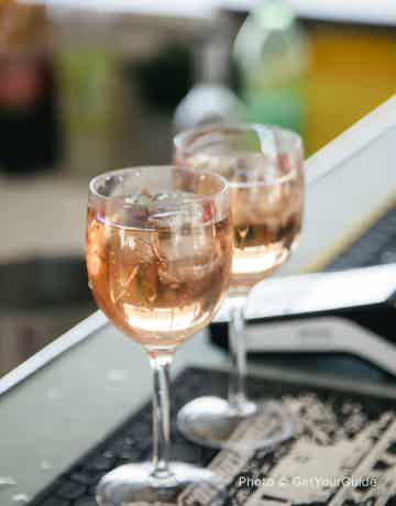 Enjoy 1 hour of an open bar on the boat