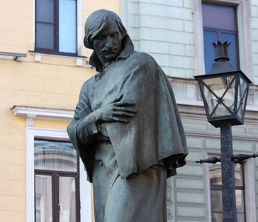 Петербург Гоголя с членом Союза писателей