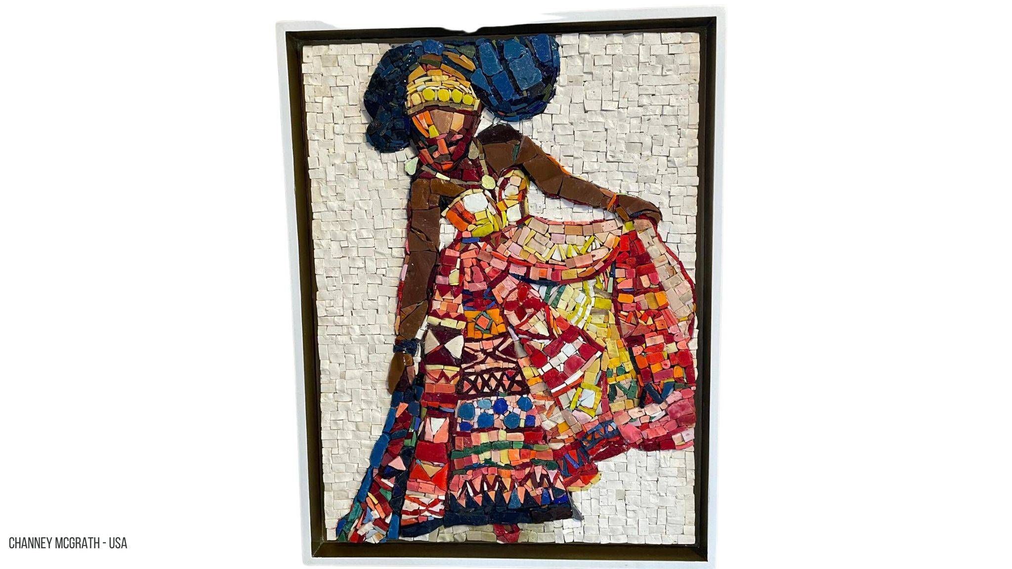 Mozaiek van een Afrikaanse vrouw met een bontgekleurde jurk aan voor een witte achtergrond. Gebruikte materiaal is Smalti