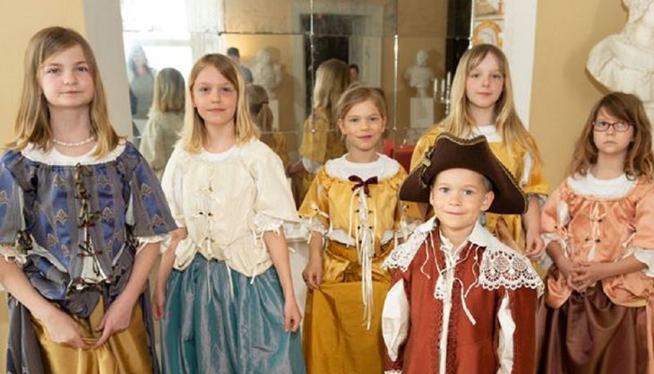 schlossmuseum oranienburg kinder in alter kleidung