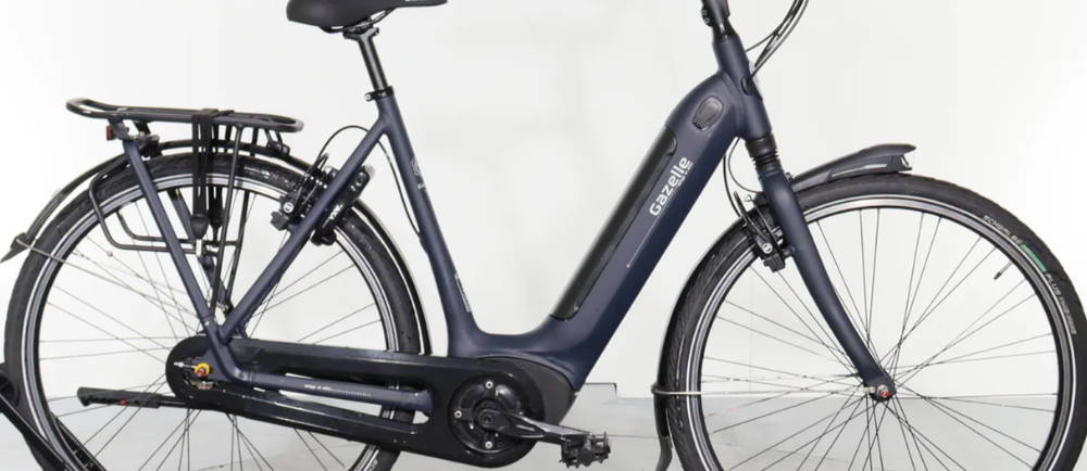 a Gazelle Arroyo C8 HMB Elite Low Step electric city bike