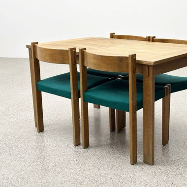 Set: aus einem Holztisch ausziehbar und 4 Stühlen 