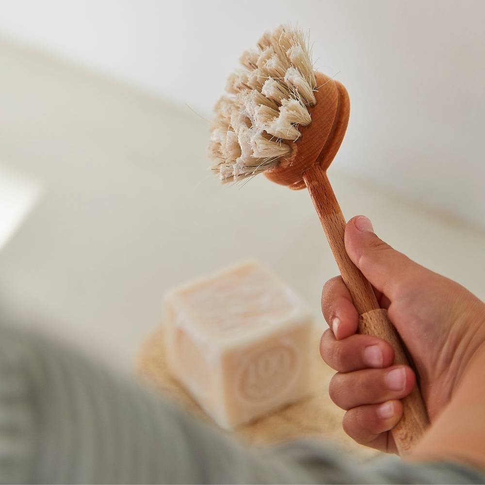 Un petit garçon utilise des couverts enfant pour dresser le couvert