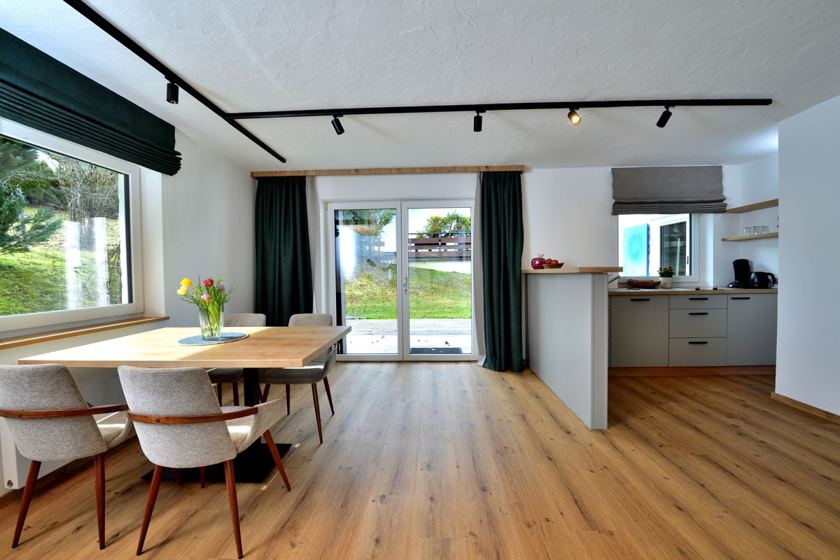 Ferienwohnung mit großem Wohnbereich und Zugang zur Terrasse in Riezlern