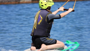 wasserskipark zossen auf wakeboard sitzen