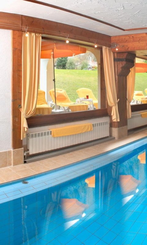 Ferienwohnungen mit Wellness in Pfronten: Hallenbad mit Outdoor Liegebereich