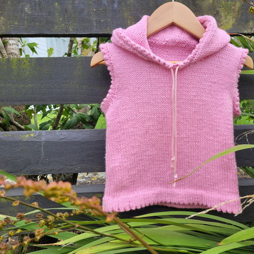Child’s sleeveless hoodie in 8 ply knitting pattern