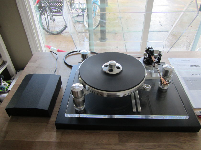 Oracle Delphi mkV Turntable with Turbo Power Supply and Graham 2.0 Tonearm