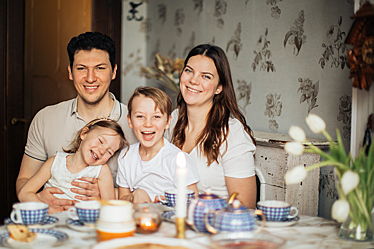  Кальпе (Испания)
- happy-family-having-tea-in-morning-time-3807572.jpg
