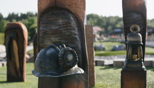 bester geburtstagde wildwakeski stonehill adventure golf totems schnitzerei