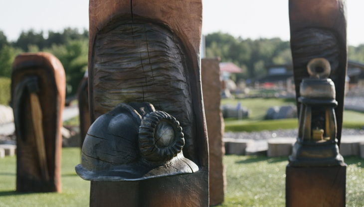 bester geburtstagde wildwakeski stonehill adventure golf totems schnitzerei