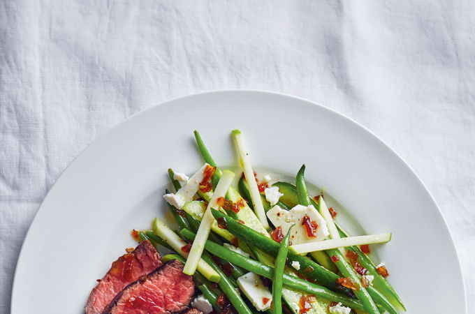 Bœuf grillé et salade de haricots aux oignons caramélisés