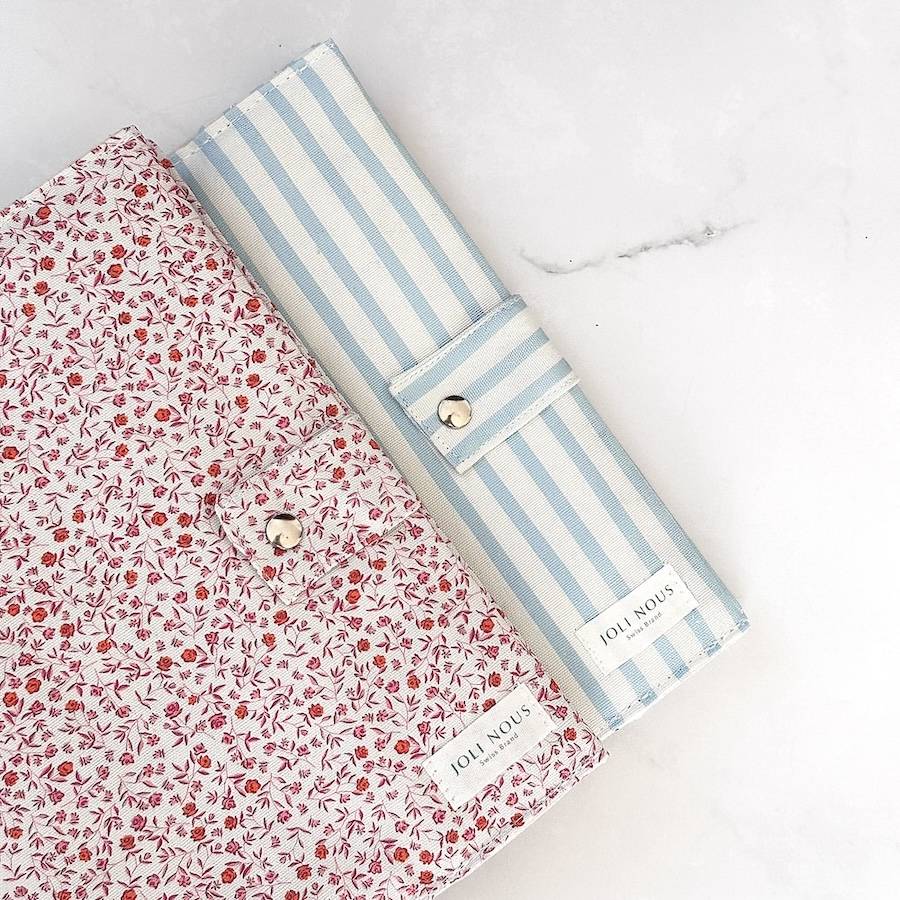 Foulard scarf bébé raffiné coeurs rouges pour bébé et enfant, en coton doux et bambou et respirant, certifié OEKO-TEX, idéal pour compléter une tenue d’enfant chic et confortable