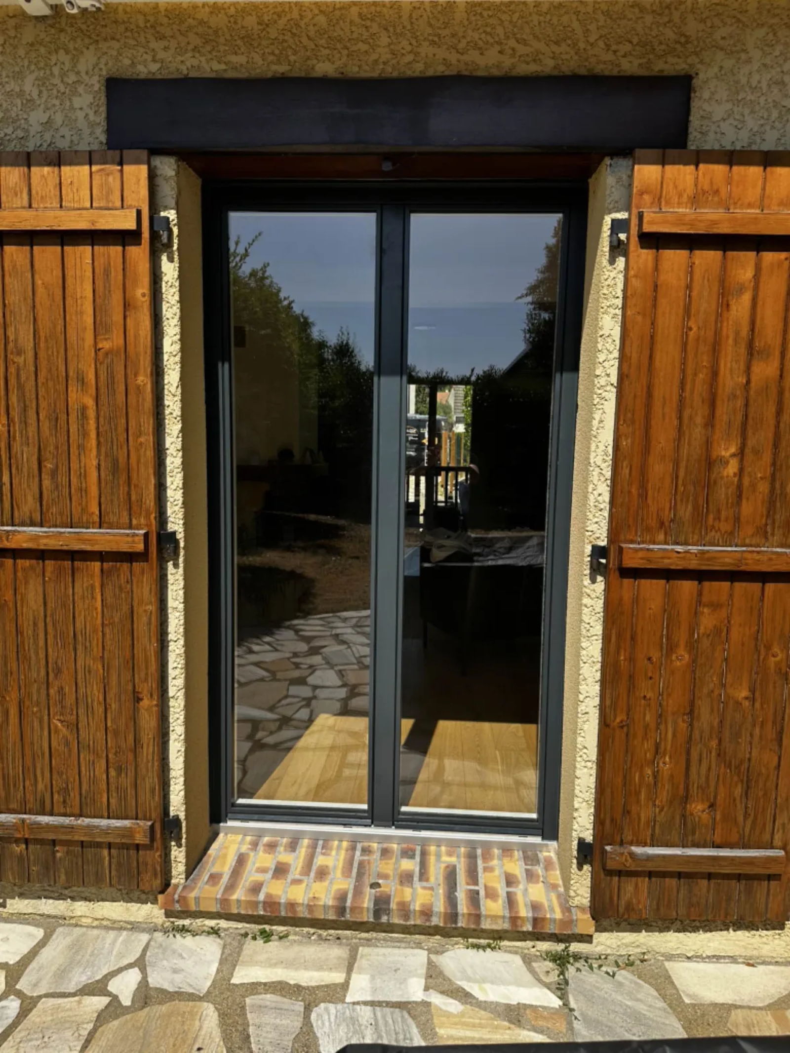 Porte-fenêtre aluminium anthracite à profilés fins