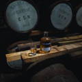 Bouteille de Single Malt Scotch Whisky Balblair 12 ans dans un chai sombre de la distillerie Balblair dans les Highlands du nord-ouest d'Ecosse
