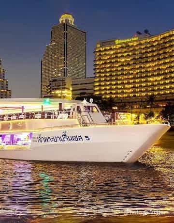 Scenic cruise along the Chao Phraya River