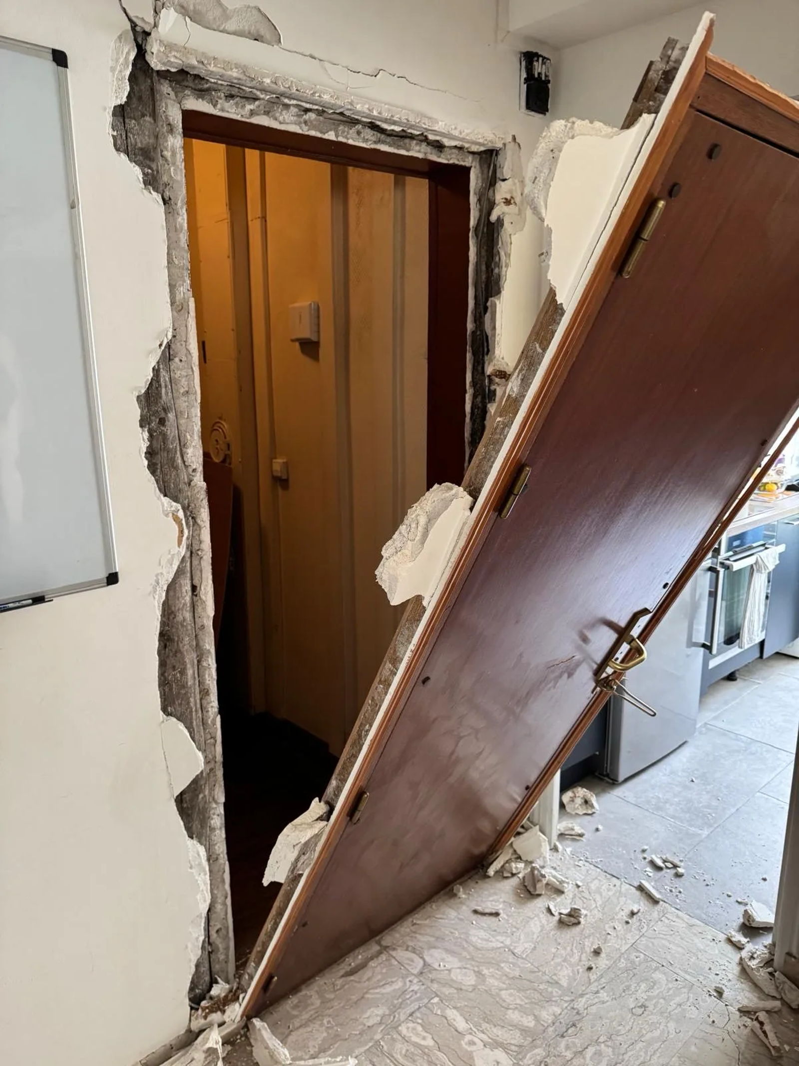Une porte fracassée... Voici comment Alcof Sécurité a repris la main. 🚪