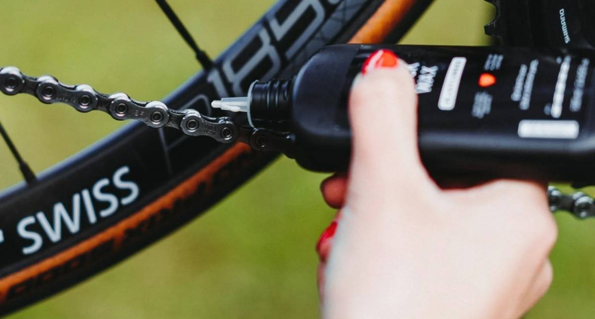 Lubrifiant appliqué sur une chaîne de vélo neuve