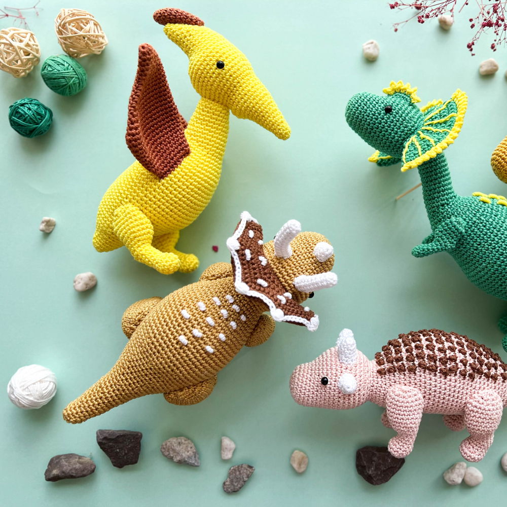 Haakdinosaurussen: dilophosaurus, pterodactylus, ankylosaurus en triceratops