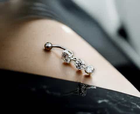 Three stone diamond damgly belly ring - Pobjoy Diamonds