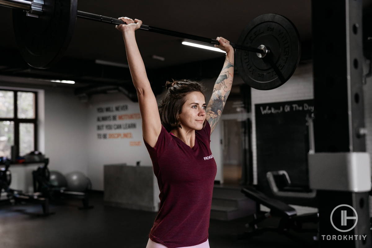 WBCM women is performing strict overhead press