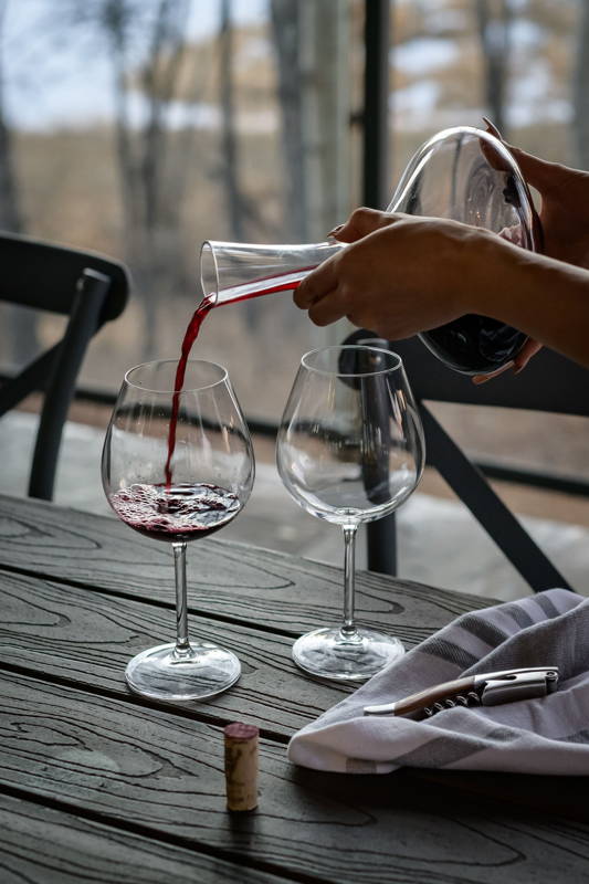 Verres et bouteille pour une dégustation de vin
