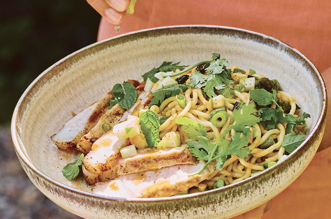 Côtelettes de porc grillées, salade de nouilles ramen aux asperges grillées