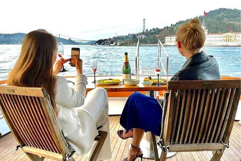 Sunset or Daytime Istanbul Guided Luxury Yacht Cruise with Snacks