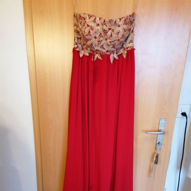Rotes Abendkleid mit Applikationen 