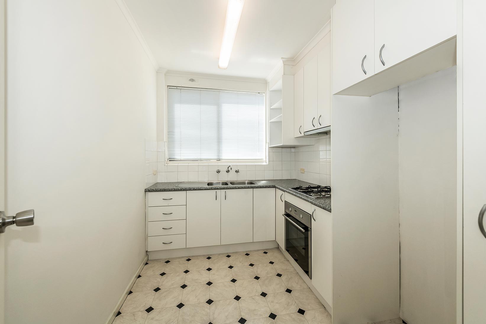 Spacious 2-Bedroom Courtyard Apartment in Leafy Locale - Elwood - Image 7