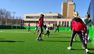 hannover kinder auf spielfeld