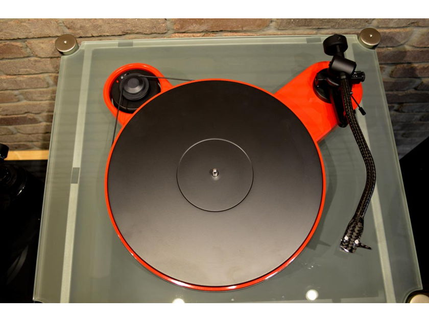 Pro-Ject Audio Systems RM-3 DC Carbon Turntable w/ Sumiko Blue Point #2 Cartridge