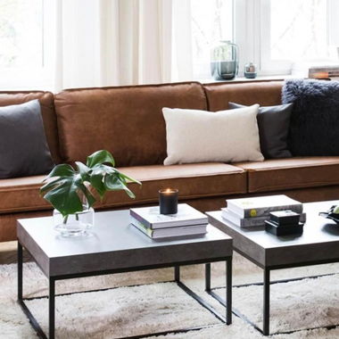 Couchtisch mit Metallgestell und in Betonoptik