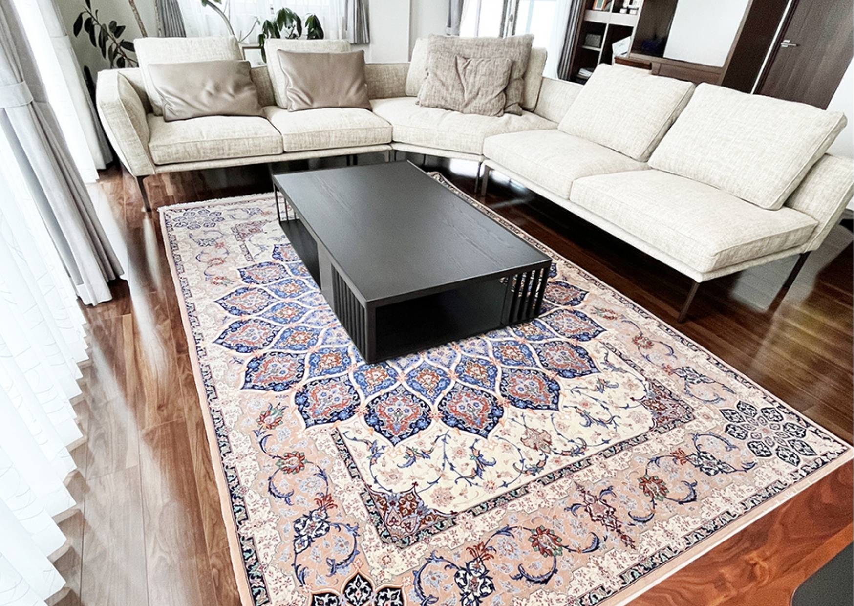 ペルシャ絨毯を敷いた上品なリビングインテリア事例