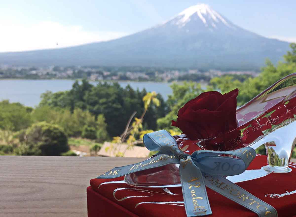 ガラスの靴プロポーズ　TS様からいただいたお写真　富士山を背景に