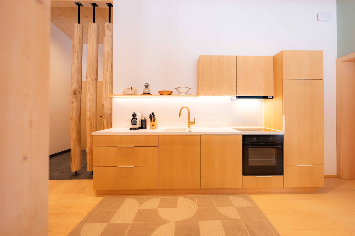Moderne Küchenzeile mit Backofen und Stauraum im Apartment Fux & Has.