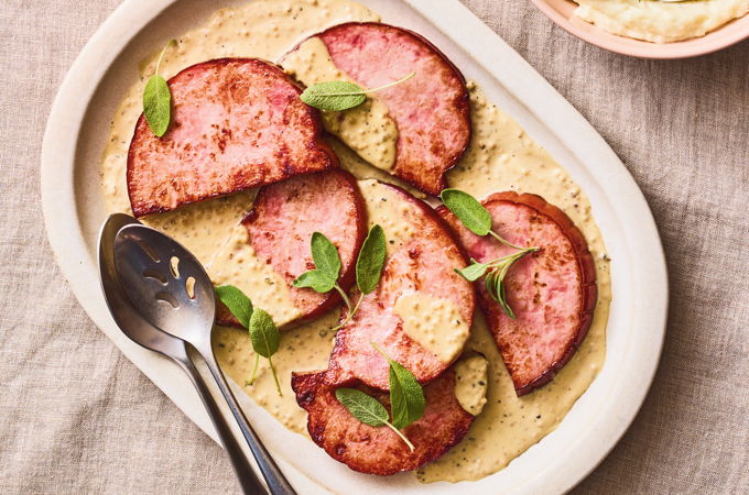 Steaks de jambon, sauce crémeuse à la sauge